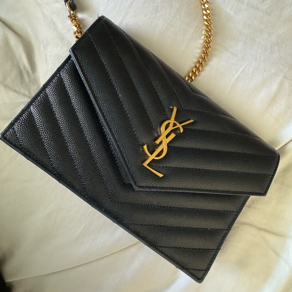 CASSANDRE ENVELOPE CHAIN WALLET IN GRAIN DE POUDRE LEATHER
NOIR